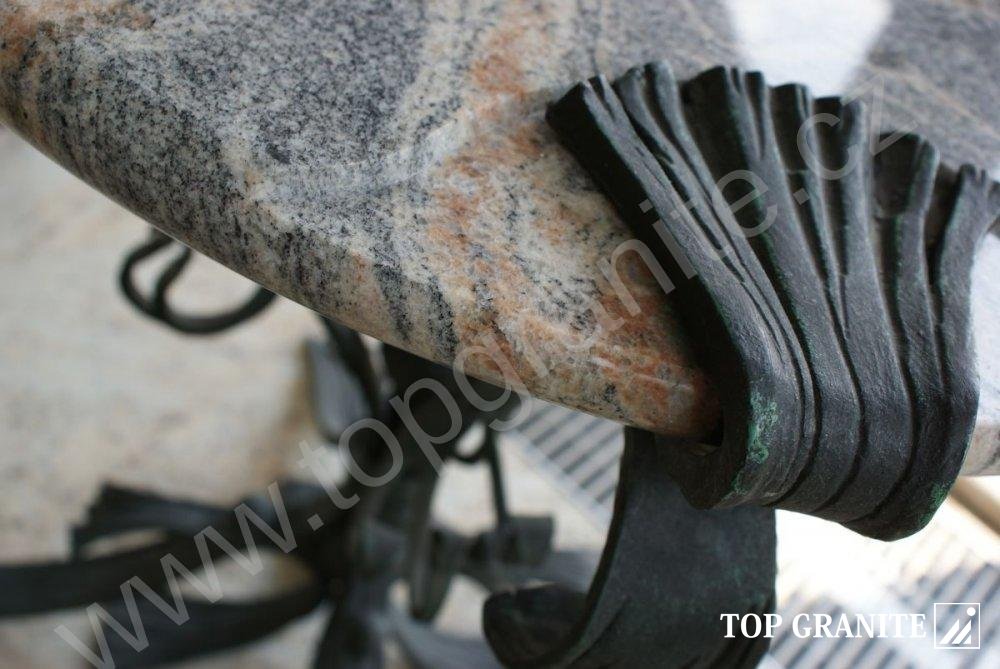 Detail hrany kulatého žulového stolu Detail hrany kulatého žulového stolu