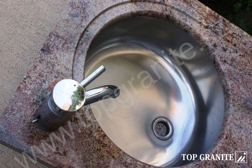 Detail dřezu v kamenné pracovní desce Detail dřezu v kamenné pracovní desce