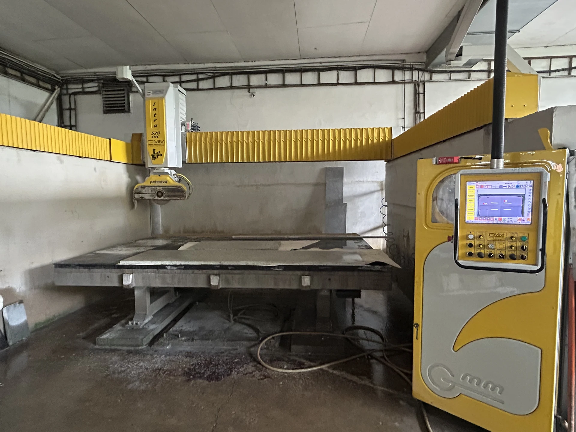 CNC pila CMM Intra 520 — řezání desek dle výkresu na jednotlivé díly; řez je hrubý, hrany se dokončí na Montresor Luna