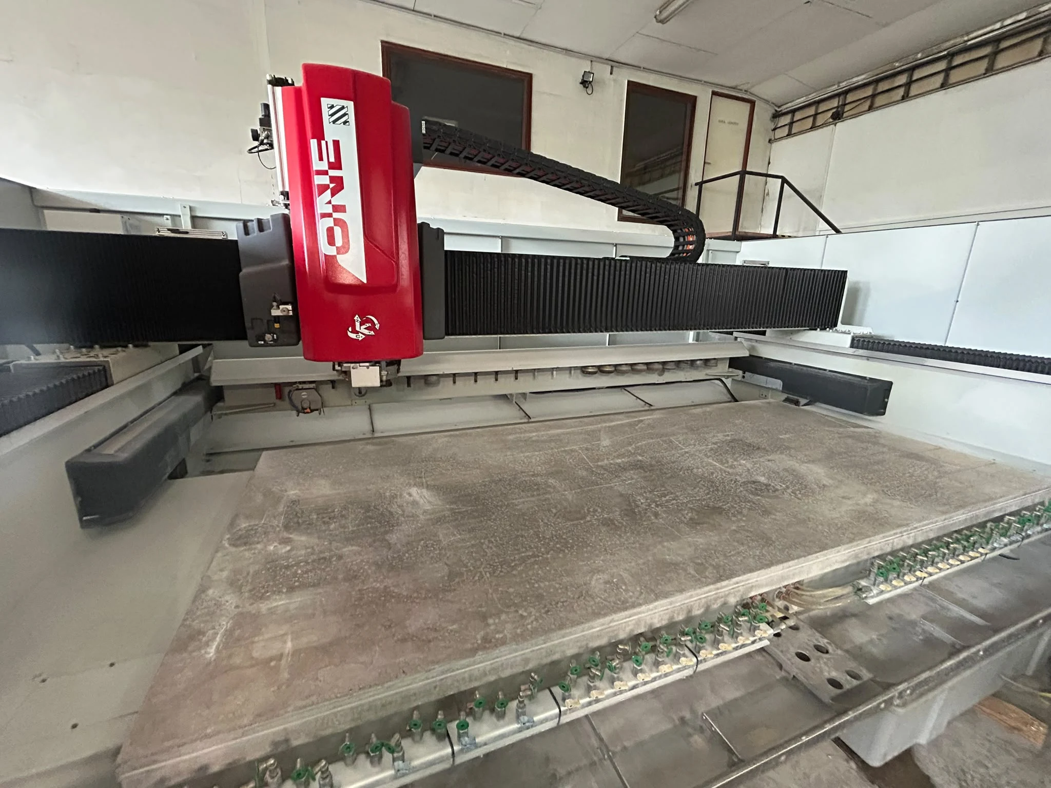 Intermac Master One — CNC centrum při opracování kamenné desky